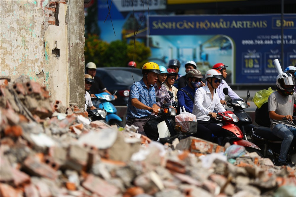 Giao thông vẫn thường xuyên tắc nghẽn trên đoạn hồ Hố Mẻ đến Ngã Tư Sở, gây không ít khó khăn cho người tham gia giao thông.