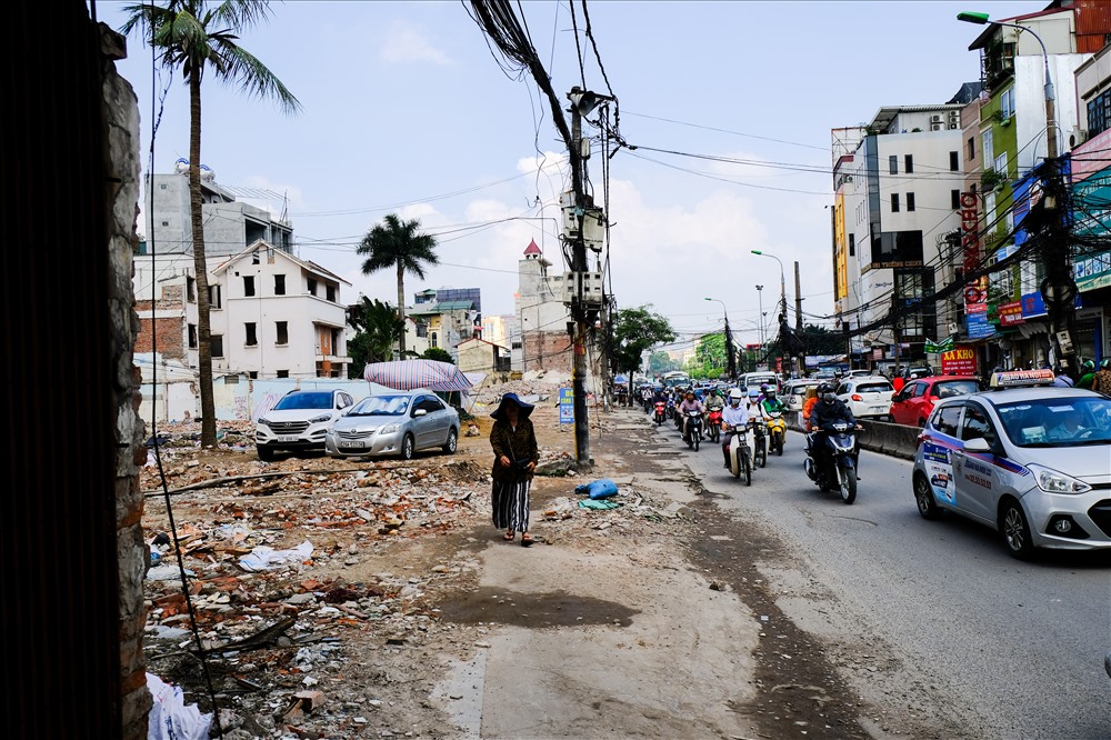 Dự án đường vành đai 2, đoạn Ngã Tư Sở - Ngã Tư Vọng (đường Trường Chinh) được khởi công từ tháng 10/2013, nhằm cải tạo mở rộng đường nhưng tiến độ triển khai rất chậm.
