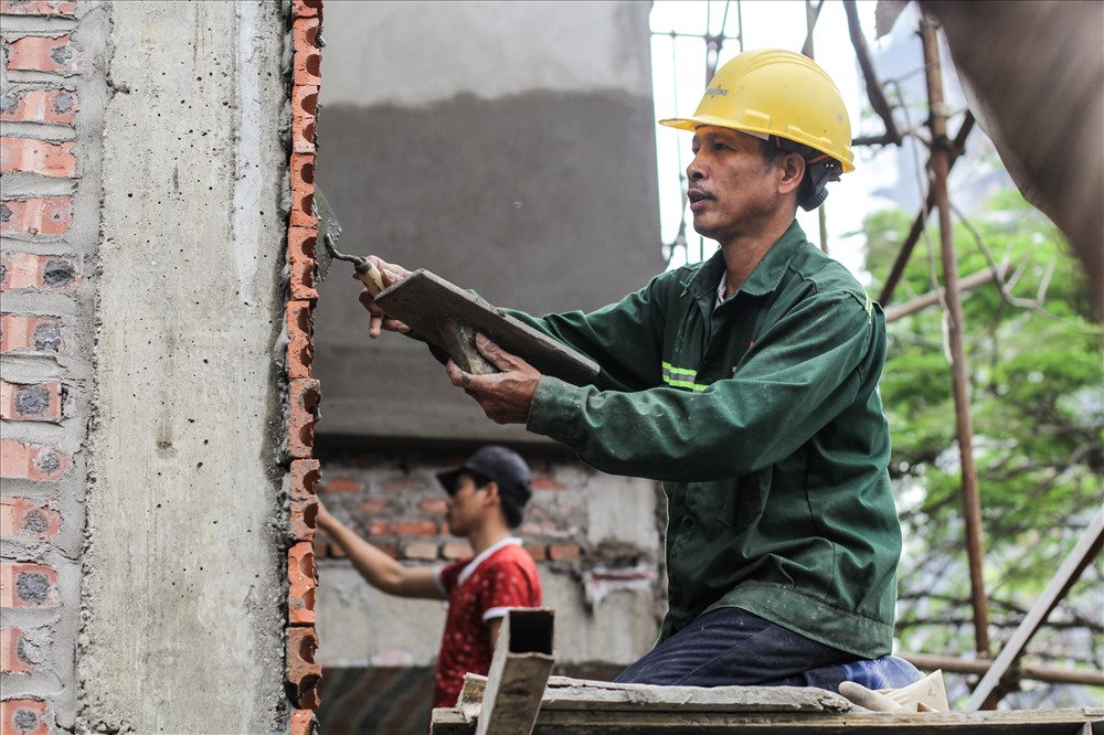 Bác Ngô Văn Rồng, quê ở Thanh Hóa hiện đang làm thợ hồ ở một công trình trên đường Hồng Hà, Hà Nội chia sẻ: ” Nghề này vất vả mà nguy hiểm thật đấy nhưng vì miếng cơm, manh áo vẫn cứ phải làm thôi, ngót nghét cũng 20 năm rồi“.