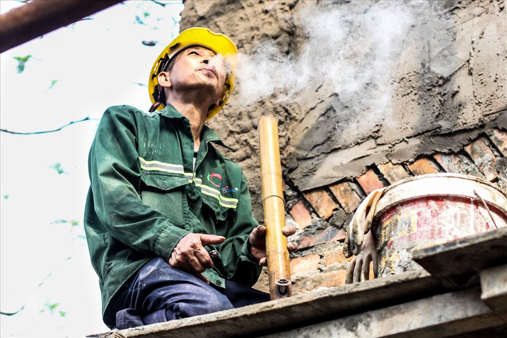 Giây phút nghỉ ngơi ít ỏi ngay trên giàn giáo của người thợ hồ.