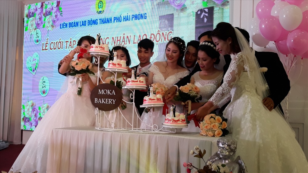 Ngay trên sân khấu, các cặp đôi đã cùng nhau cắt bánh gato, rót ly rượu vang dạt dào cảm xúc. Ảnh: TN