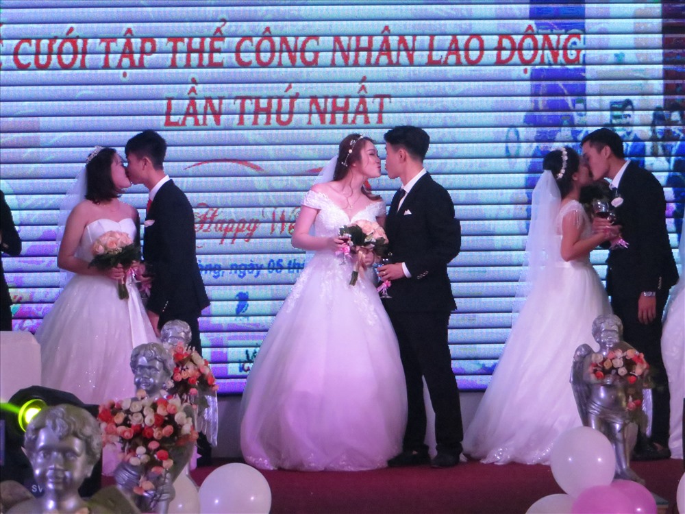 Và cùng nhau uống ly rượu giao môi, trao cho nhau những nụ hôn nồng nàn... Ảnh: TN