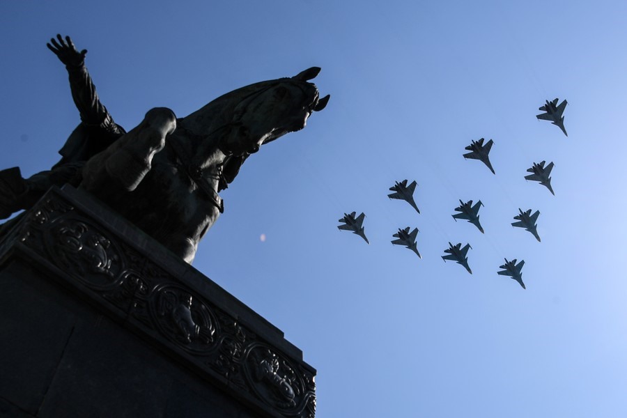 Những chiếc Su-30 và Su-35 trong đội hình bay. Ảnh: Sputnik.