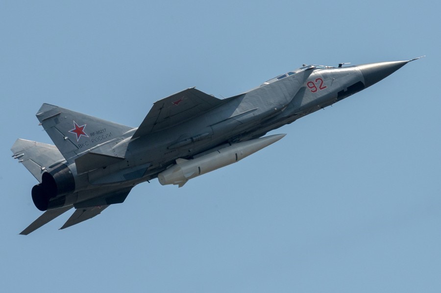 Một tiêm kích Mig-31 mang tên lửa Kinzhal. Ảnh: Sputnik.