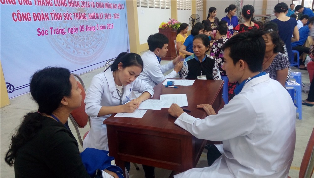 Khám bệnh và phát thuốc miễn phí cho CNLĐ tại Sóc Trăng.