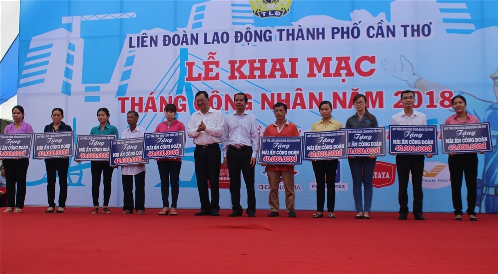 Lãnh đạo TP.Cần Thơ và lãnh đạo LĐLĐ tặng “Mái ấm Công đoàn” cho CNLĐ.