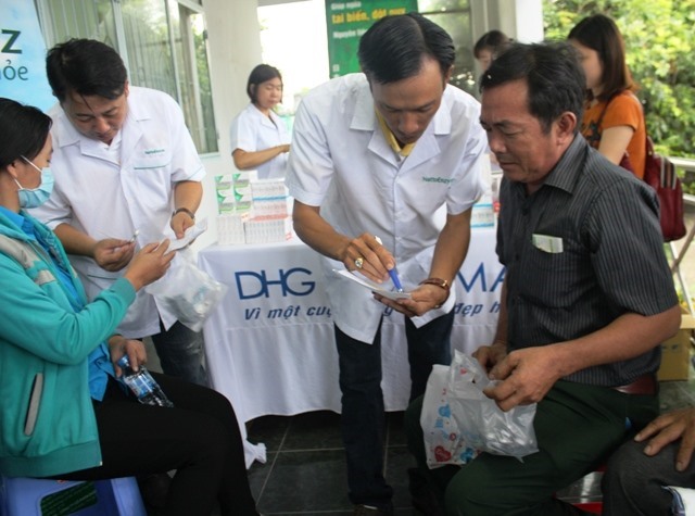 Phát thuốc miễn phí cho CNLĐ tại Cần Thơ