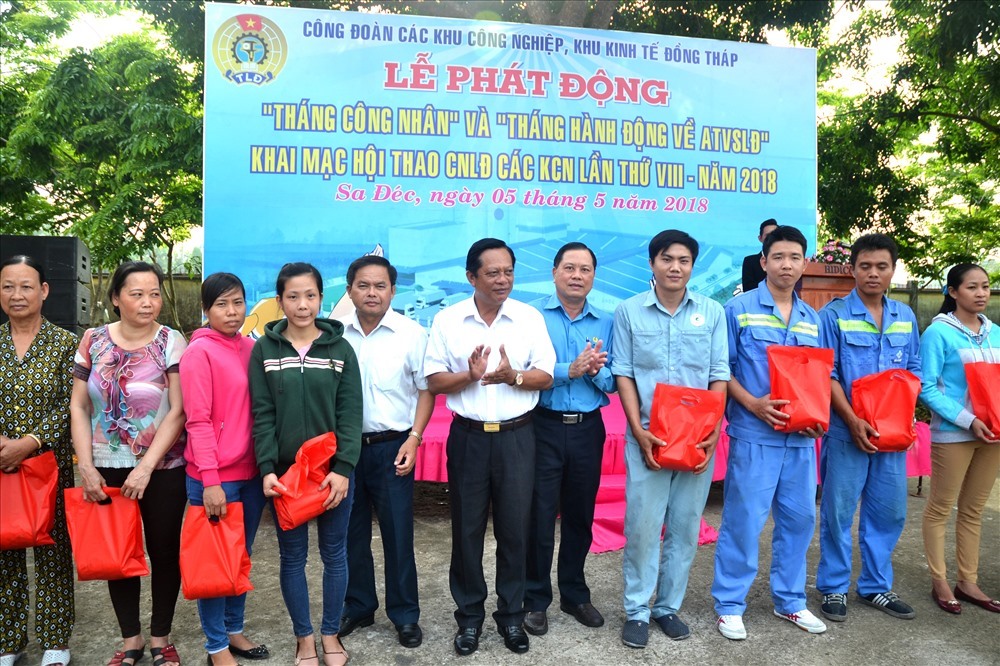 Tặng quà cho CNLĐ tại Sóc Trăng.