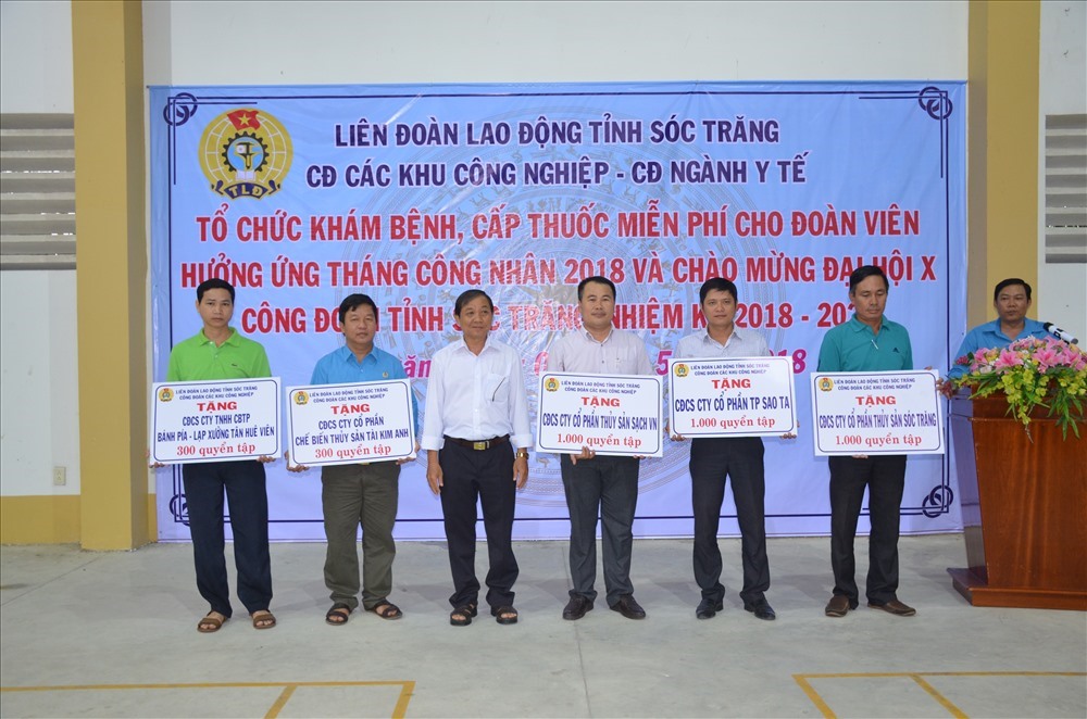 Trao quà cho CNLĐ tại Sóc Trăng.
