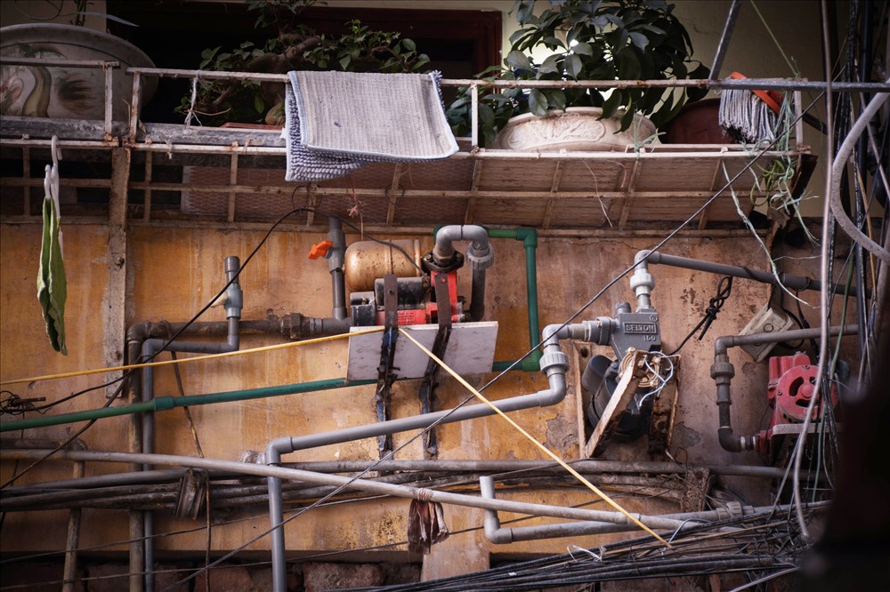 Máy bơm của các hộ gia đình tại khu tập thể C2, Lê Phụng Hiểu được bố trí tập trung ở một góc sân, có mái che. Tuy nhiên vẫn có gia đình treo máy bơm lơ lửng trên các bờ tường.