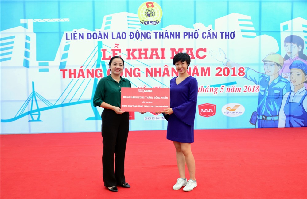 Đại diện Nestlé Việt Nam trao tượng trưng 420 phần quà đến LĐLĐ TP.Cần Thơ.