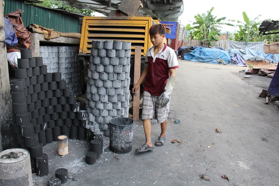 Nguyên lúc nào chân tay cũng lấm lem, cậu bé tâm sự: “Em ít có thời gian đi chơi cùng bạn bè, thời gian rảnh em lại ở nhà phụ giúp bố, hi vọng tương lai gia đình em sẽ đỡ vất vả hơn”.