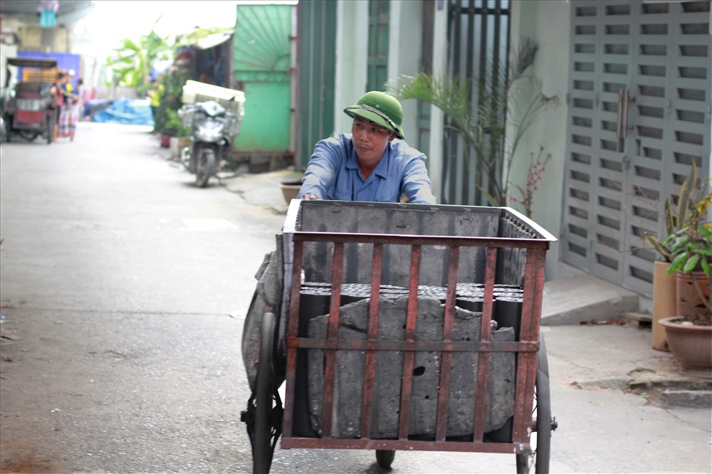 Than sau khi phơi khô sẽ được đem đi nhập cho các mối ở vùng lân cận hoặc có người đến tận xưởng thu mua. Một ngày trung bình xưởng anh sản xuất được 2000 viên, mỗi viên giá 2500 đồng, than trắng giá có nhỉnh hơn chút ít so với than đen.