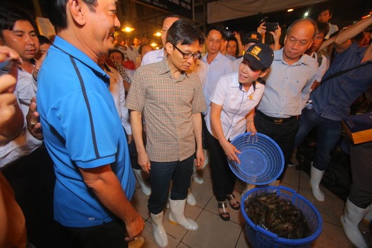 Phó Thủ tướng đánh giá cao mô hình quản lý ATTP của TPHCM. Ảnh: Hoàng Triều/NLĐ
