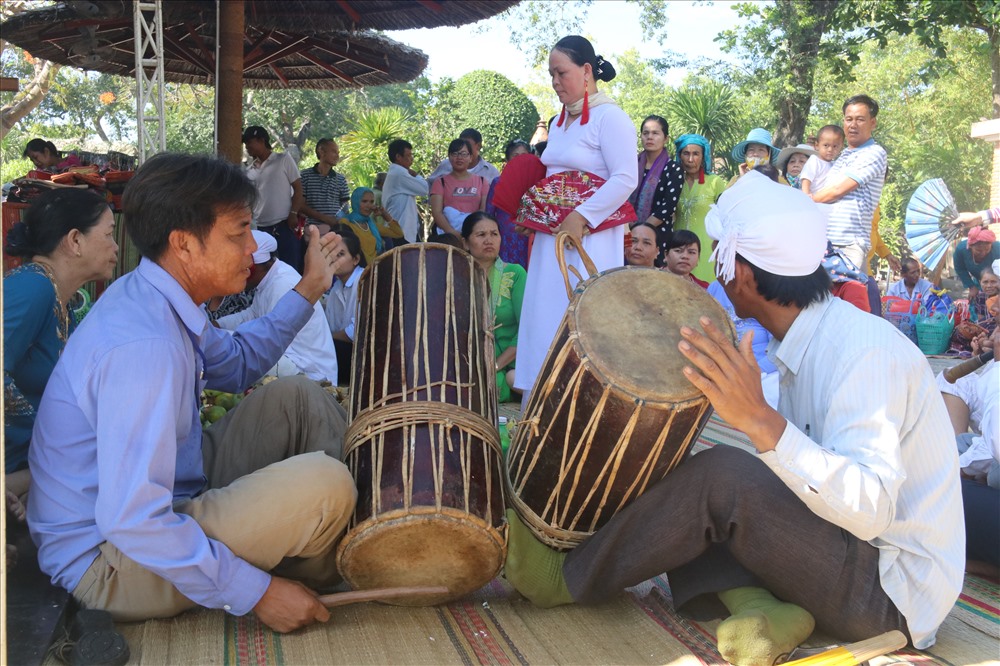 Tiếng trống Hopray và điệu múa dâng mẫu được người dân đồng bào Chăm H. Ninh Phước (Ninh Thuận) dâng dưới chân Tháp chính. Ảnh P.Linh