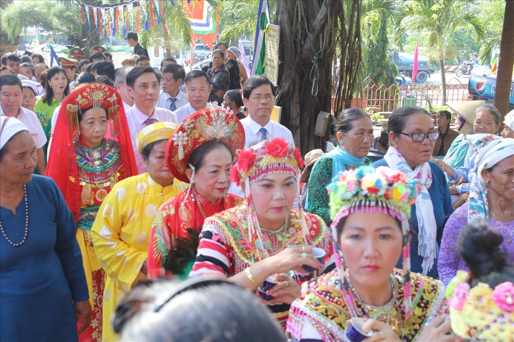 Nghi lễ dâng hương ngày khai hội vào tòa Tháp chính thờ Mẫu. Ảnh: P.Linh