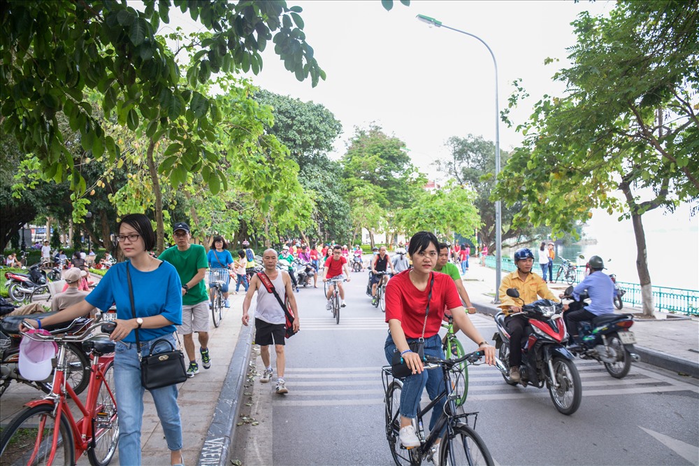 Ngay từ sáng sớm, nhiều người đã đổ về hồ Tây đạp xe để tận hưởng không khí trong lành.