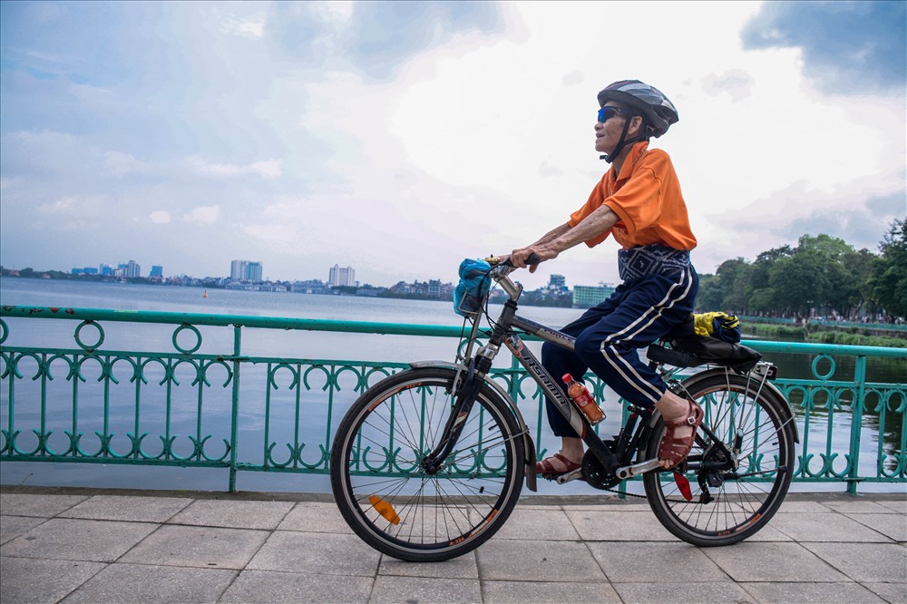 Ông Nguyễn Xuân Vũ (82 tuổi) chia sẻ: “Tôi là thành viên của đoàn xe đạp thể thao xuyên Việt. Nhiều chuyến tôi đi khắp các cánh cung phía Bắc, vào miền Trung thậm chí cả miền Nam. Vì hồ Tây không khí tốt lại có nhiều người cũng đi xe đạp nên tôi hay đến đây để tập thể dục. Đạp xe như một niềm đam mê rồi. Ở nhà tôi mỗi con, cháu đều có một chiếc xe đạp.”