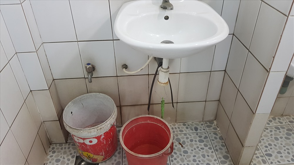 Do đã xấy dựng từ lâu, xuống cấp nên những nhiều nhà vệ sinh công cộng dù có thu phí phục vụ nhưng lại bốc mùi hôi, tường và thiết bị bị bám bẩn. Ảnh: Trường Sơn