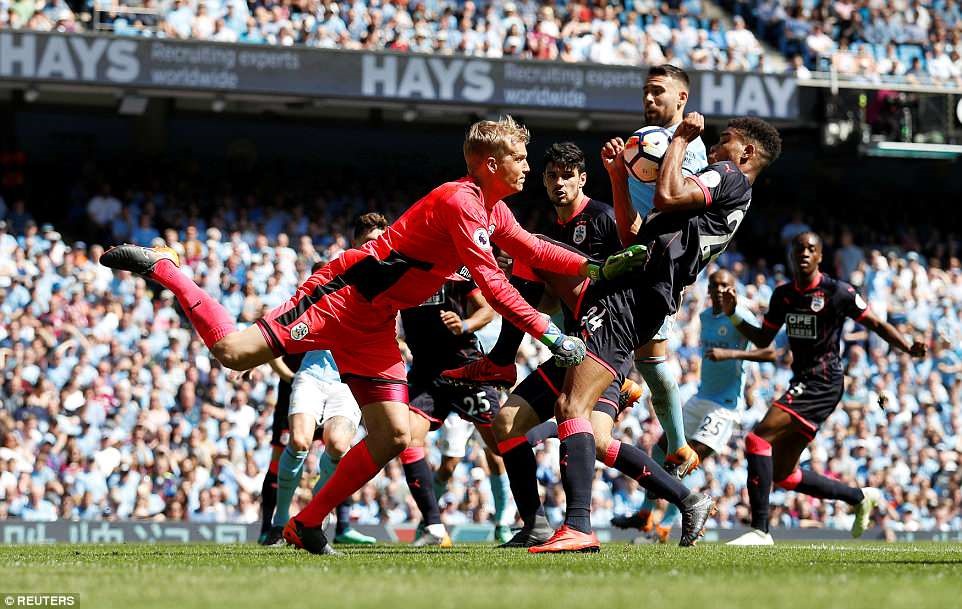 Nhờ đó, Jonas Lossl và các cầu thủ Huddersfield Town (áo đen) là một trong số ít đội bóng ở Premier League giữ sạch lưới trước Man City mùa này. Ảnh: Reuters.