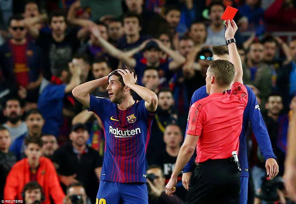 Sergi Roberto không hiểu vì sao mình bị đuổi. Ảnh: Reuters.