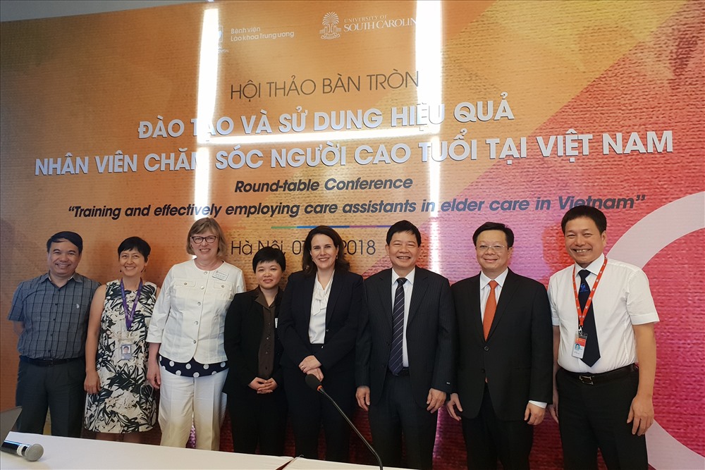 Lãnh đạo BV Lão khoa TƯ và các chuyên gia nước ngoài tại Hội thảo (Ảnh: T.L)
