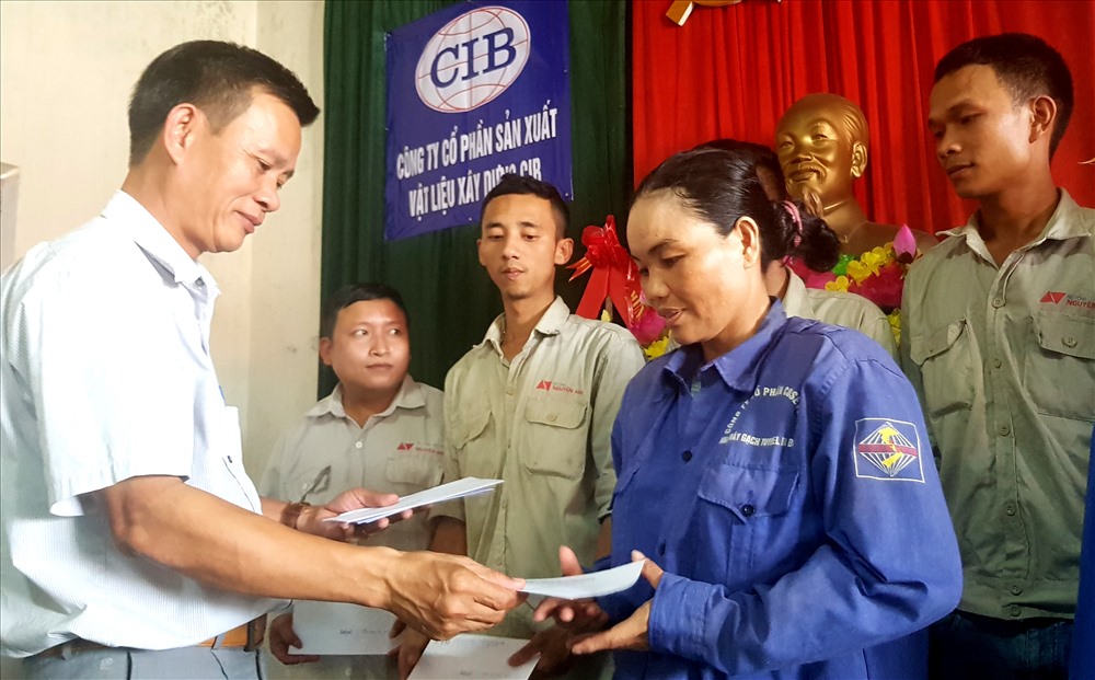 Ông Trần Văn Bình – GĐ Cty CP Sản xuất vật liệu xây dựng C.I.B - tặng quà hỗ trợ cho đoàn viên CĐ trong buổi lễ thành lập CĐCS Công ty. Ảnh: Lê Phi Long
