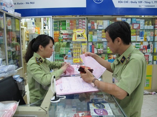 Cơ quan chức năng kiểm tra một hiệu thuốc (Nguồn ảnh: TTXVN)