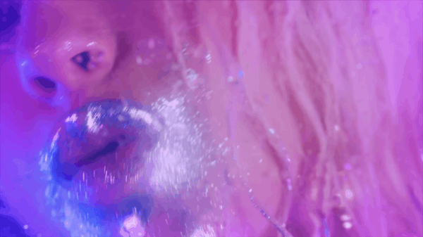 Gương mặt mộc trẻ trung vô cùng quyến rũ của Christina Aguilera