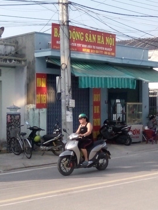 Nhiều điểm ký gửi, giao dịch đất đai mọc lên ở thị trấn Vạn Giã, huyện Vạn Ninh, tỉnh Khánh Hòa. Ảnh: Nhiệt Băng