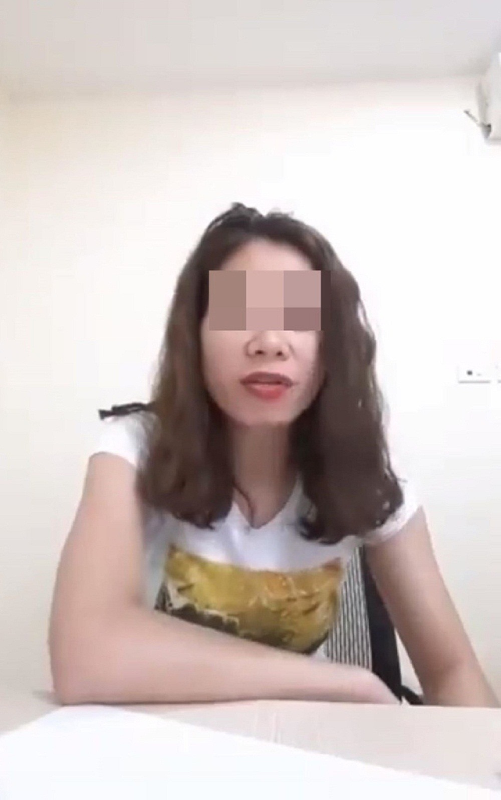 Trong clip, cô giáo cho rằng: “Tôi xấu hơn clip trước, cảm ơn, nhờ các bạn tôi hiểu mình xấu đi mất rồi. Lúc này mới nhận ra vẻ đẹp nó mĩ miều như thế nào“.