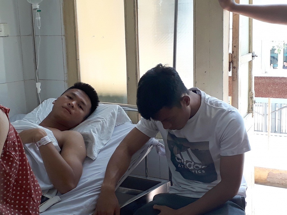 Tấn Tài hỏi thăm, xin lỗi cầu thủ của Viettel. Ảnh: TL