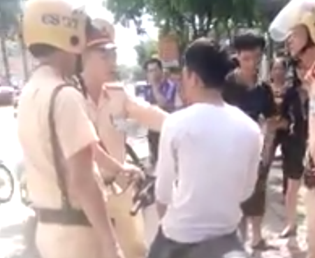 Người vi phạm cố tình không xuất trình giấy tờ. Ảnh cắt từ Clip
