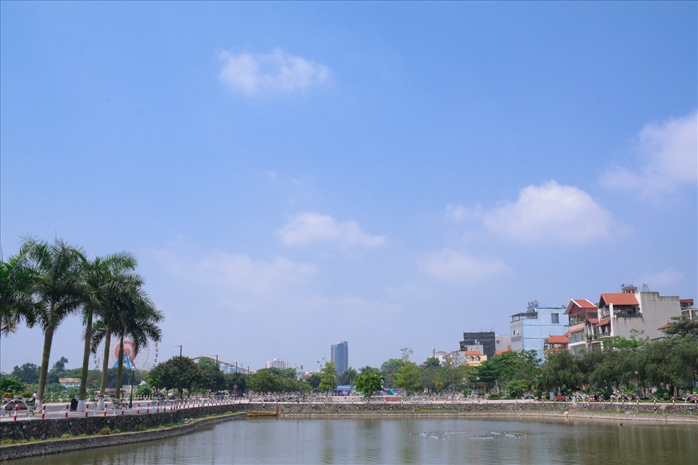 Tại không gian nghệ thuật với sân khấu ngoài trời rộng 2.000m2 sẽ diễn ra những buổi biểu diễn nhạc Trịnh, múa rối nước tại hai hồ sen và biểu diễn nhiều loại hình nghệ thuật truyền thống như quan họ, dân ca…