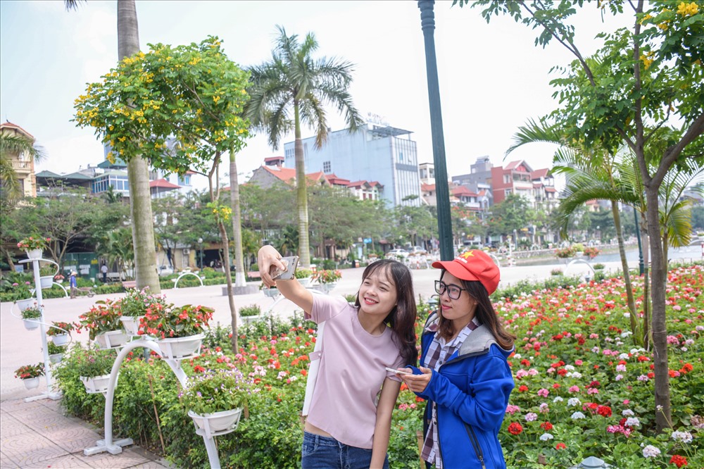 Dù chưa khai trương nhưng nhiều người đi đường cũng dừng chân chụp ảnh vì thấy cảnh đẹp.