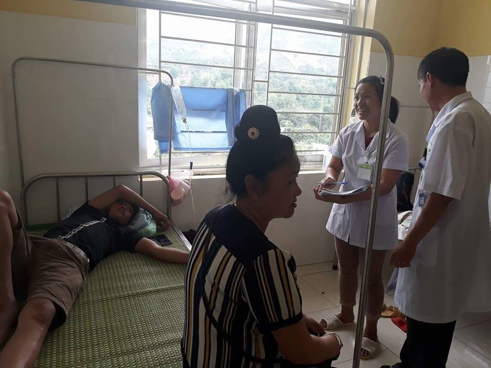 Các bác sỹ đang thăm khám cho bệnh nhân. Ảnh: ĐT