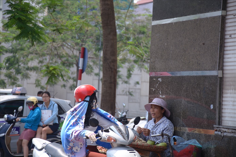 Càng về trưa và đầu giờ chiều, nắng nóng đỉnh điểm, nhiệt độ tăng cao. Nhiều người ra đường bịt “kín mít” từ đầu đến chân