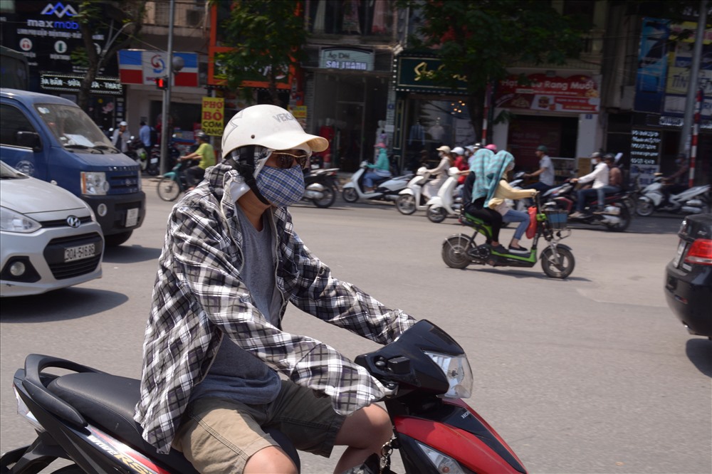 Không chỉ các chị em mà các đấng mày râu cũng bịt kín như “Ninja”.