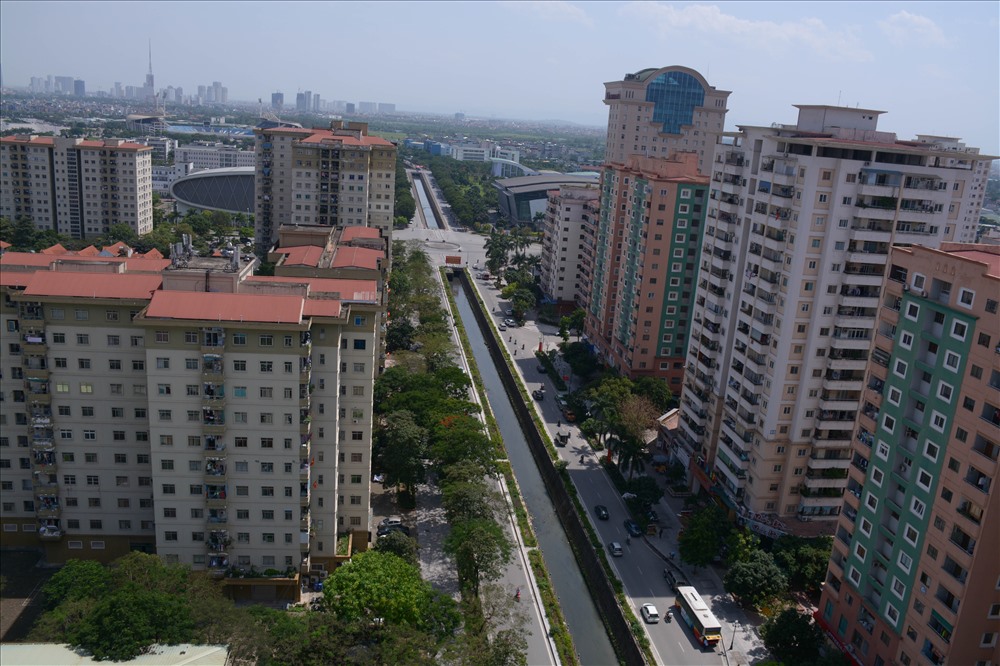Vì nắng nóng, lượng xe lưu thông trên các con đường cũng giảm đi.