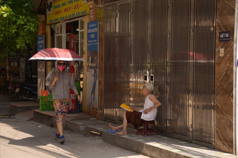 Đây là đợt nắng nóng đầu tiên nhưng ngoài trời Hà Nội nóng như đổ lửa, người dân ra đường vất vả, tìm mọi cách để thoát khỏi nắng nóng như ô, trang phục chống nắng, khẩu trang...