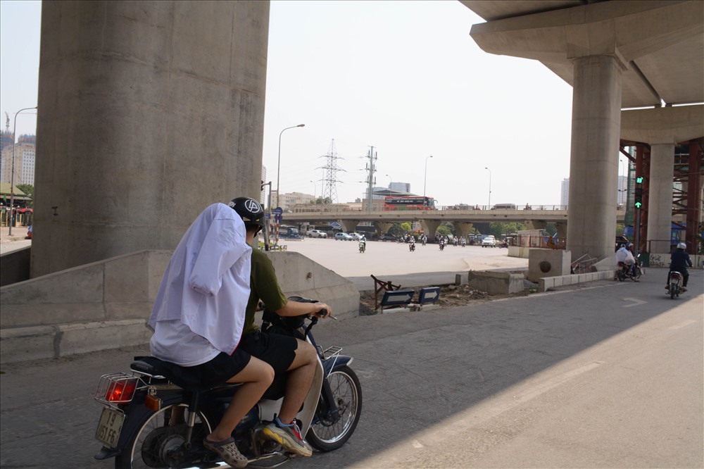 Người dân tận dụng những bóng mát trên đường để tránh nắng.