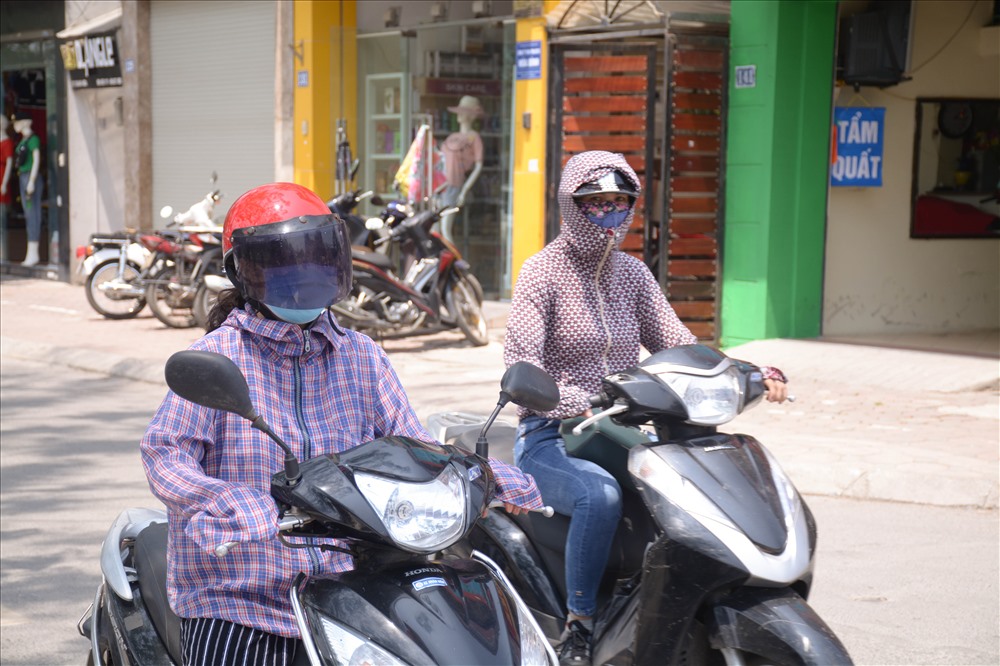 Đỉnh điểm nắng nóng vào lúc giữa trưa và đầu giờ chiều, nhiệt độ ngoài trời có lúc lên đến gần 40 độ C.