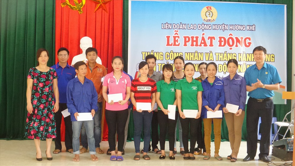 Trao quà cho các Công nhân có hoàn cảnh khó khăn (ảnh: P.V)