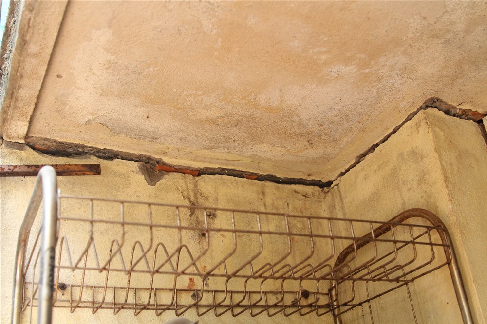 Ngôi nhà số 16 hiện nay bị ảnh hưởng nghiêm trọng do quá trình thi công ép cọc bê tông, đào móng làm hầm ngầm quá sâu của nhà số 12-14 ngõ 295, phố Bạch Mai