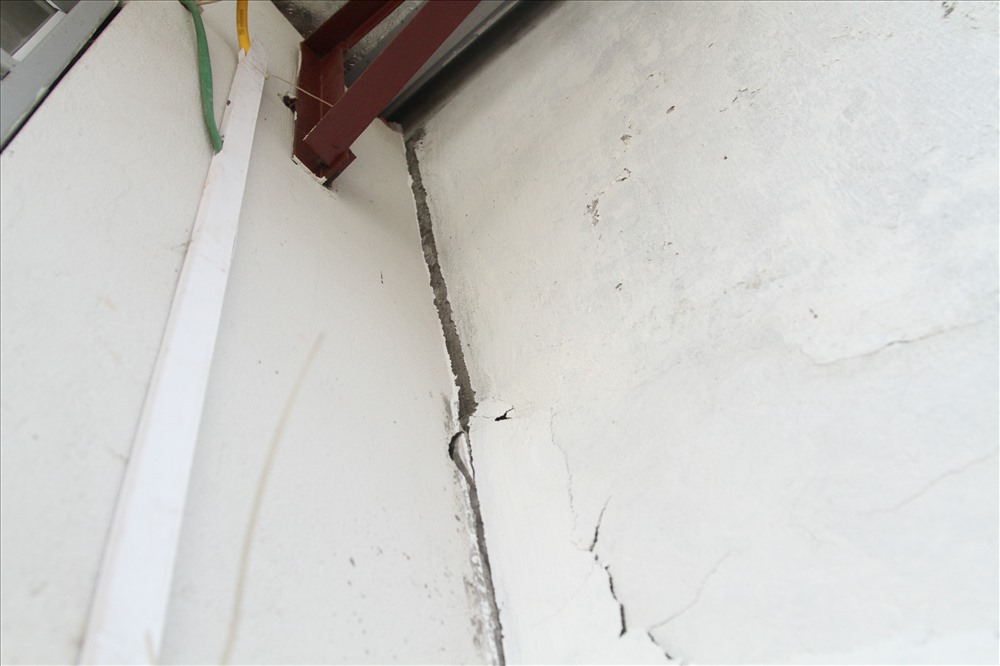 Các bức tường trong nhà đều xuất hiện vết nứt kéo dài trên tường