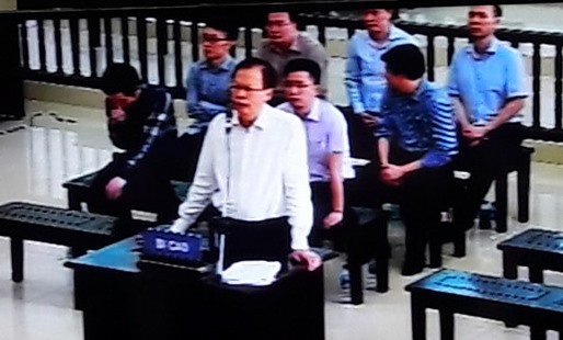 Các bị cáo tại tòa. Ảnh chụp qua màn hình tivi.
