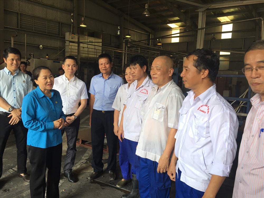 Phó Chủ tịch Tổng LĐLĐVN Nguyễn Thị Thu Hồng động viên CBCNV TCty HABECO. Ảnh: V.L