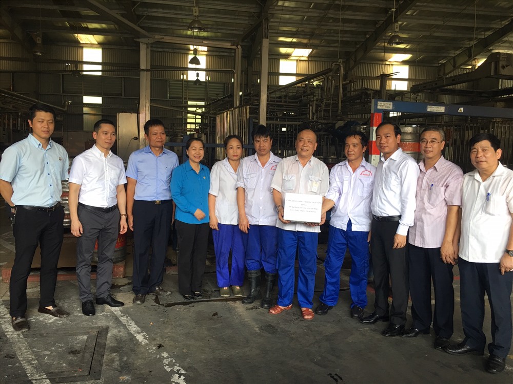 Phó Chủ tịch Tổng LĐLĐVN Nguyễn Thị Thu Hồng tặng quà, động viên CBCNV TCty HABECO. Ảnh: V.L
