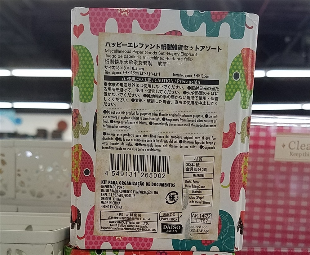 Cửa hàng Daiso trong siêu thị Lotte Mark Đông Đa bán sản phẩm không có tem Tiếng Việt, tem hợp quy CR theo quy định của pháp luật Việt Nam về nhãn hàng hóa.