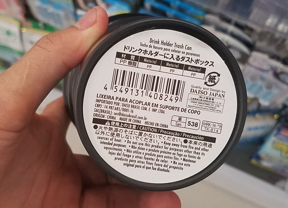 Nhiều sản phẩm tại cửa hàng Daiso không dán tem Tiếng Việt trong khi hàng hóa có xuất xứ Trung Quốc.